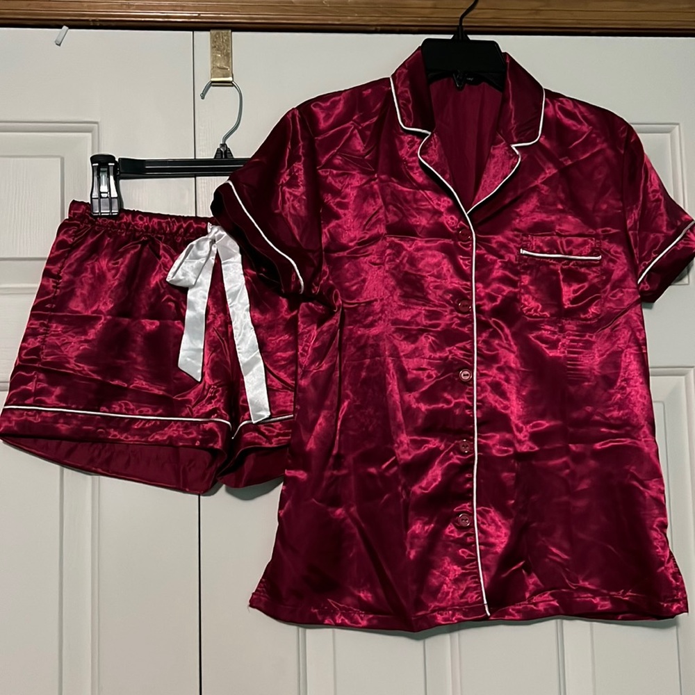 Silky pajama set. Short-sleeved top and shorts with bow